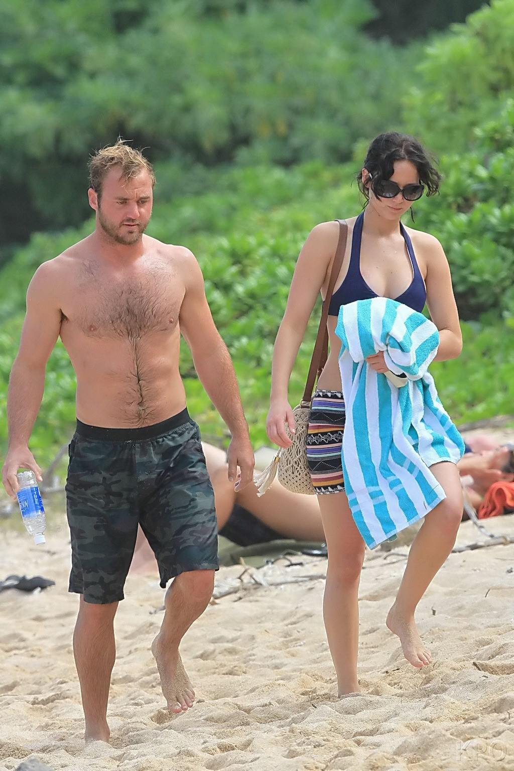 Jennifer lawrence portant un minuscule bikini bleu foncé sur une plage à hawaii
 #75247994