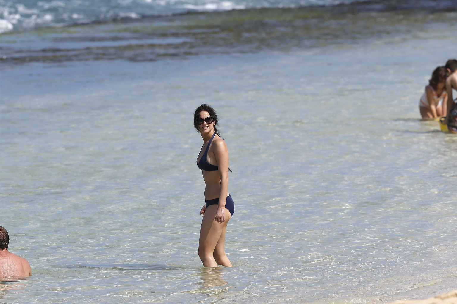 Jennifer lawrence portant un minuscule bikini bleu foncé sur une plage à hawaii
 #75248036