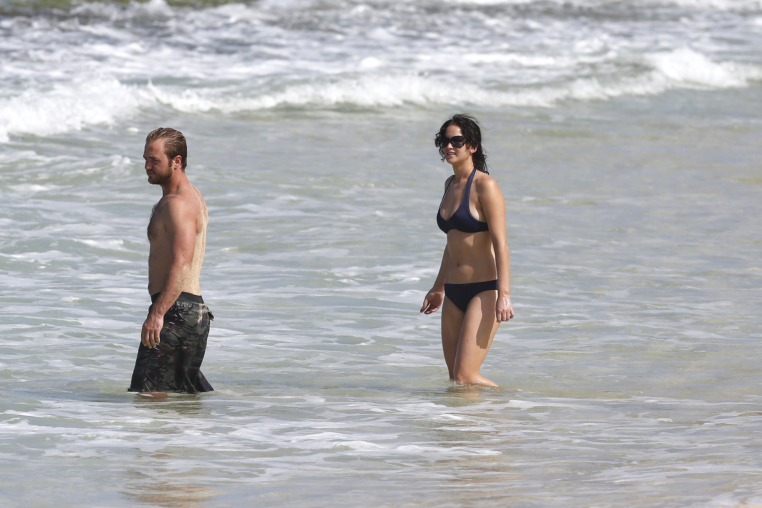 ジェニファー・ローレンスがハワイのビーチでダークブルーのビキニを着ているところ
 #75248046