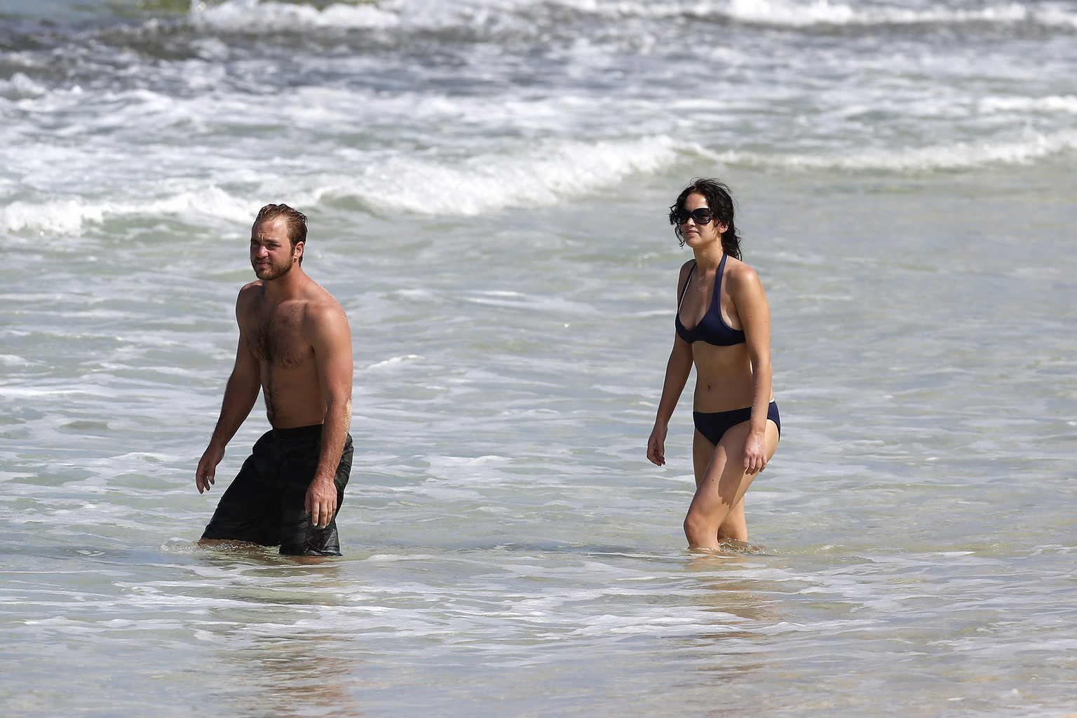 ジェニファー・ローレンスがハワイのビーチでダークブルーのビキニを着ているところ
 #75248053