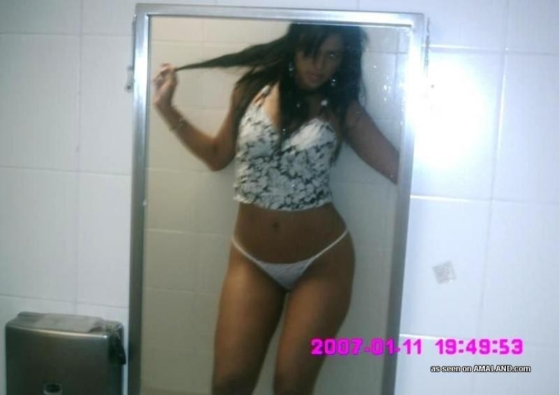 Wunderschöne spanische Mieze strippt nackt für ihren Freund
 #77029763