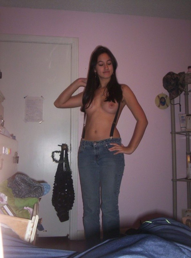 Joven caliente posando en topless y chupando pollas
 #67670819