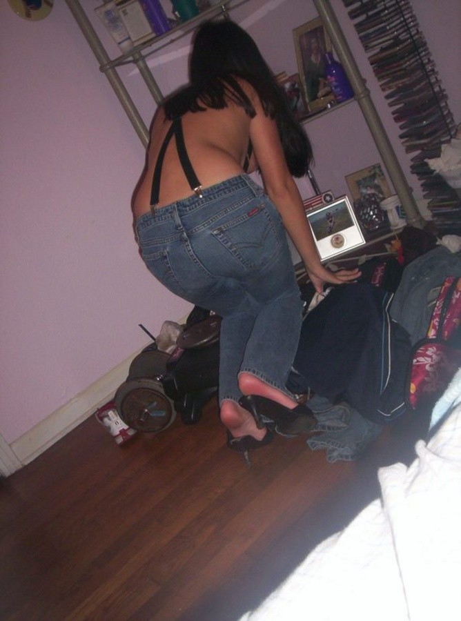 Joven caliente posando en topless y chupando pollas
 #67670829