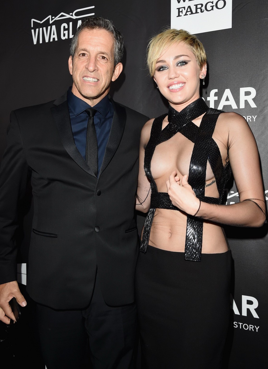 Miley cyrus seethru abdeckung nur brustwarzen bei amfar la inspiration 2014 gala in h
 #75182840