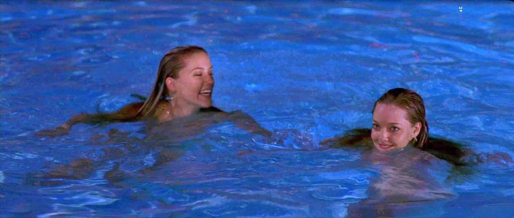 Amanda seyfried exposant ses beaux gros seins dans une scène de film nu
 #75329670