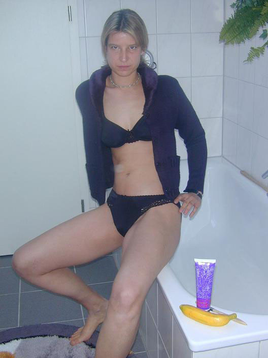 Kinky Badewanne Milf Streifen und spreizt Muschi
 #74088301