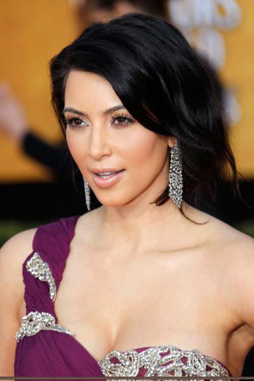 Kim Kardashian entblößt ihren sexy Körper und heißen Arsch im Abendkleid
 #75318939