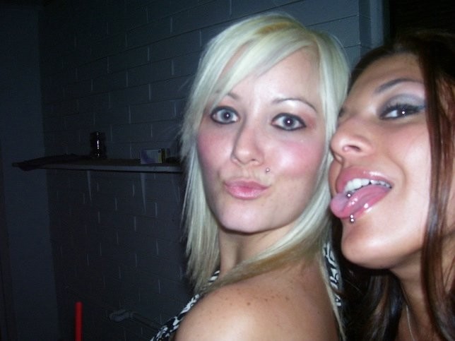 Splendide ragazze ubriache nude che posano davanti alla macchina fotografica
 #76739699