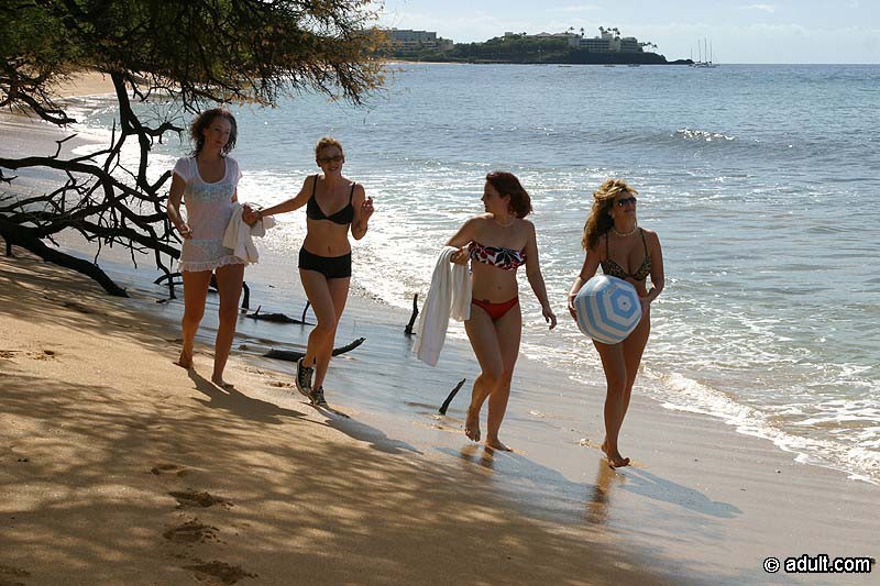 Les gouines de la plage ont une session de sexe en groupe sous le soleil. #72319835