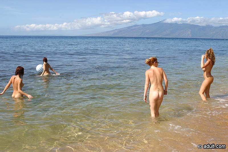 Les gouines de la plage ont une session de sexe en groupe sous le soleil. #72319871