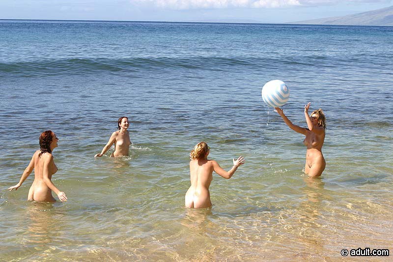 Les gouines de la plage ont une session de sexe en groupe sous le soleil. #72319890