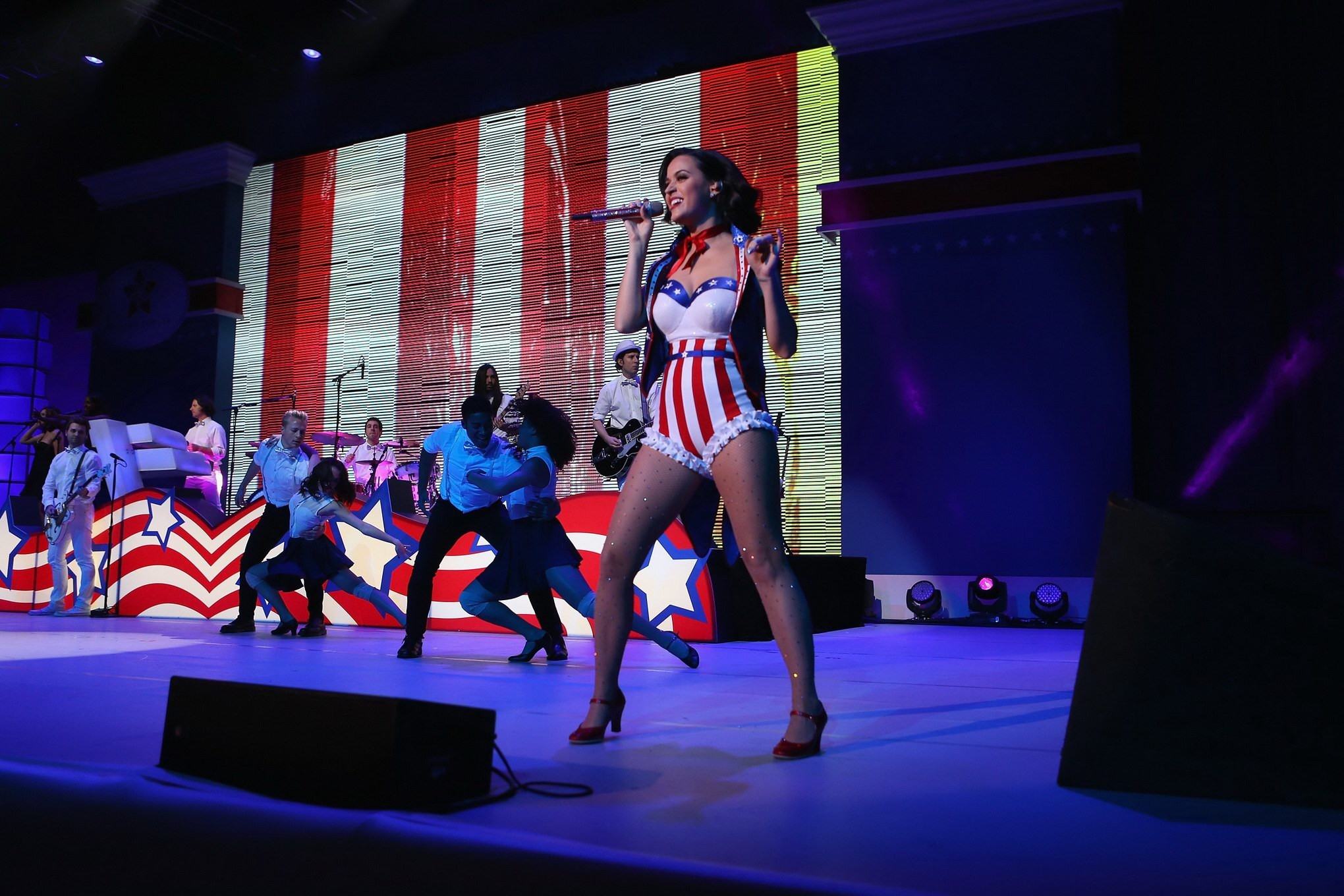 Katy Perry, plantureuse et bien foutue, portant un maigre costume de couleur nationale lors d'un concert. 
 #75243686