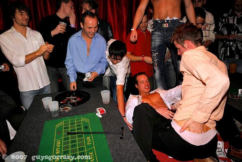 Una notte di gioco d'azzardo si trasforma presto in un'orgia gay
 #76988514