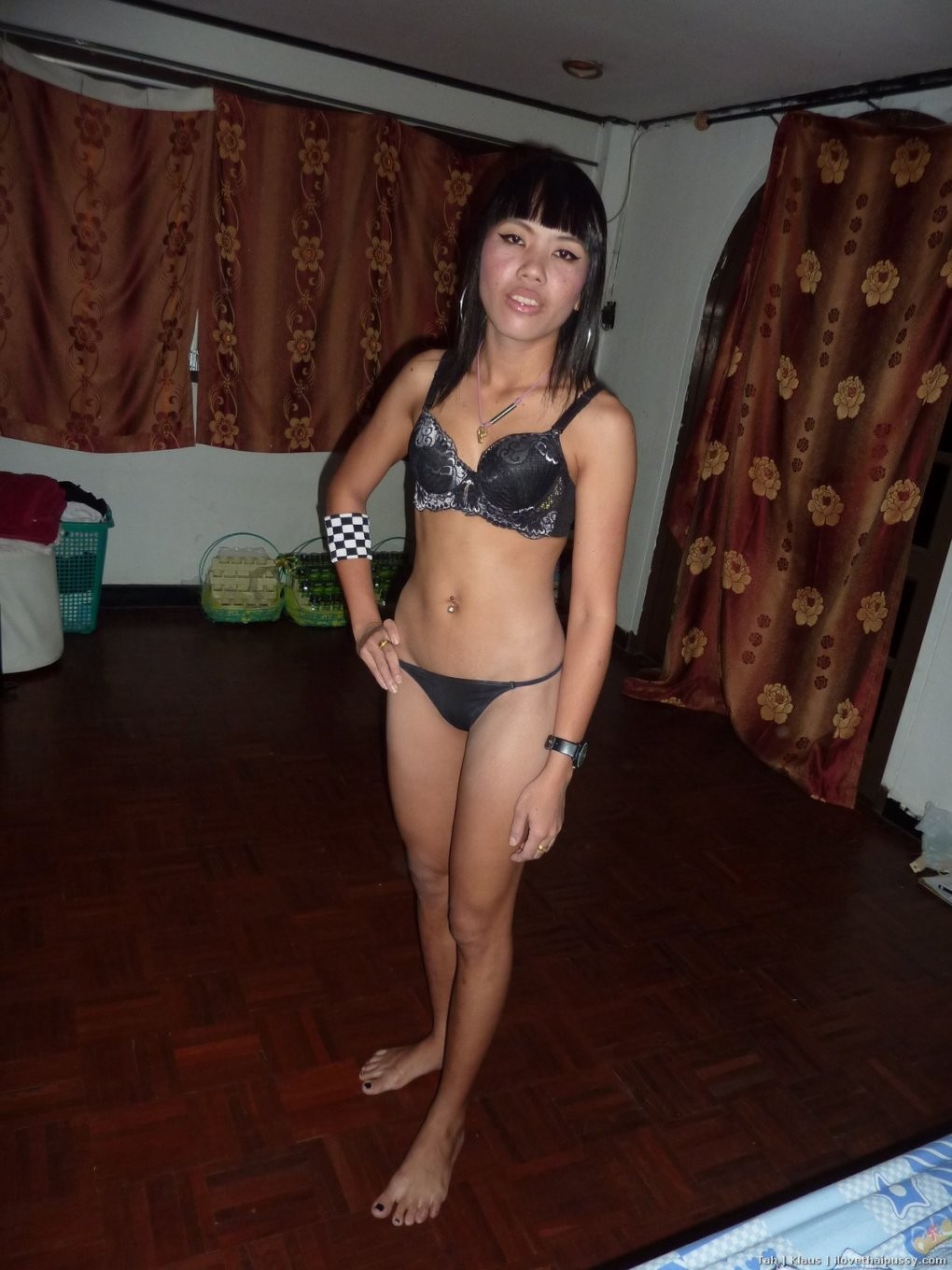 タイの淫乱女が観光客に素手で犯される 汚いアジアの淫乱女
 #69863728