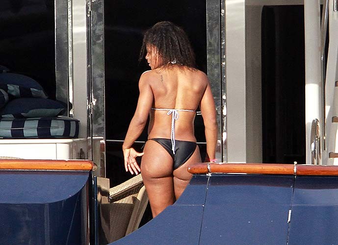 Serena williams exponiendo su cuerpo sexy y su culo caliente en bikini
 #75277711