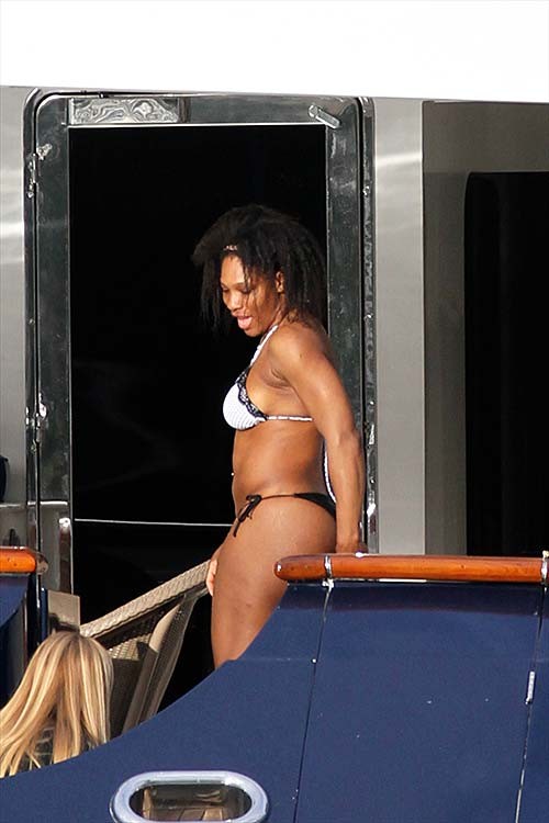 Serena williams exponiendo su cuerpo sexy y su culo caliente en bikini
 #75277715