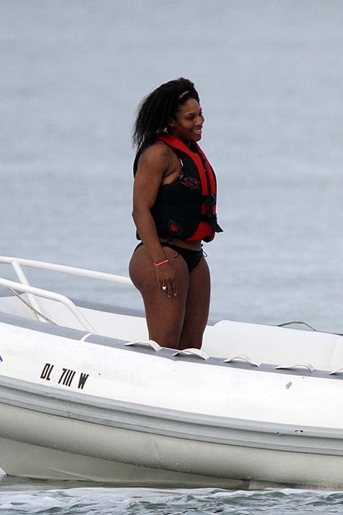 Serena williams exponiendo su cuerpo sexy y su culo caliente en bikini
 #75277736