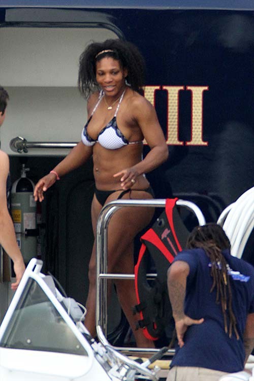Serena williams exponiendo su cuerpo sexy y su culo caliente en bikini
 #75277742
