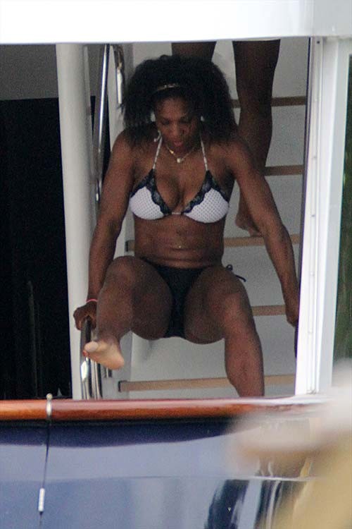 Serena williams exponiendo su cuerpo sexy y su culo caliente en bikini
 #75277748