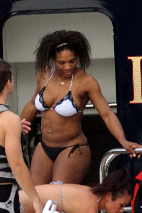 Serena williams exponiendo su cuerpo sexy y su culo caliente en bikini
 #75277759