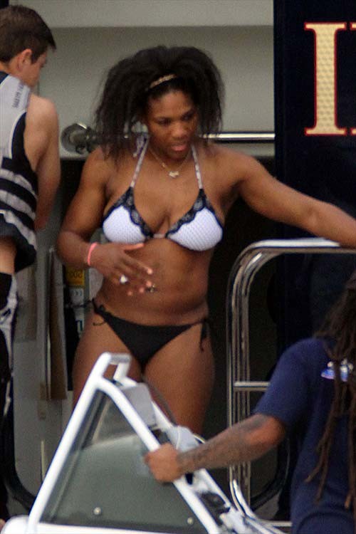 Serena williams exponiendo su cuerpo sexy y su culo caliente en bikini
 #75277766