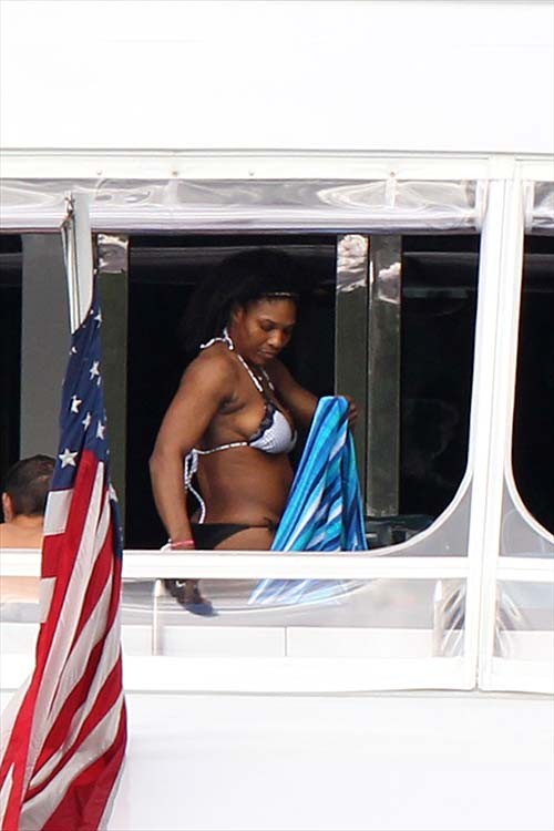 Serena williams exponiendo su cuerpo sexy y su culo caliente en bikini
 #75277787