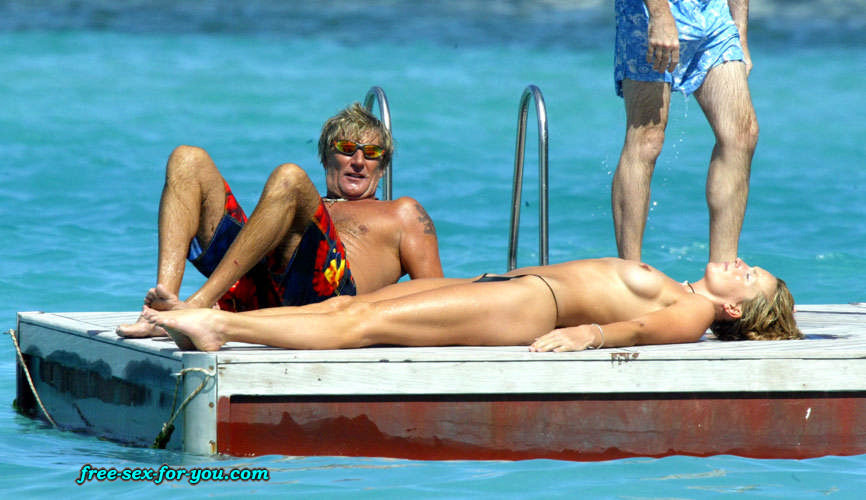 Penny lancaster montrant ses seins et sa jupe haute photos paparazzi
 #75422493