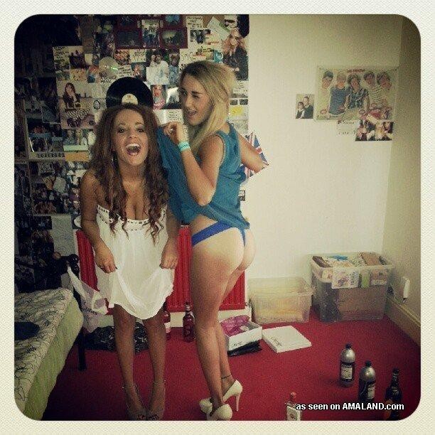 Nenas amateurs posando sexy en esta galería de fotos calientes
 #76131350