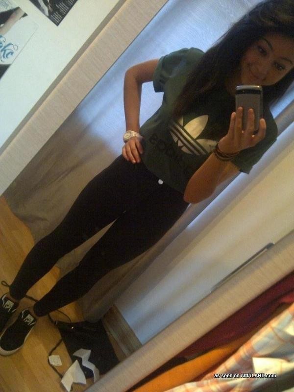 Nenas amateurs posando sexy en esta galería de fotos calientes
 #76131370