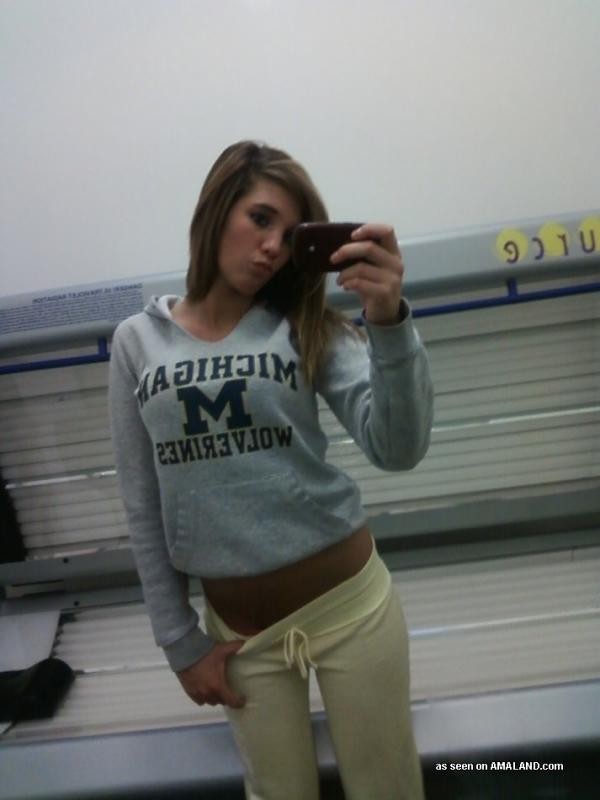 Nenas amateurs posando sexy en esta galería de fotos calientes
 #76131377