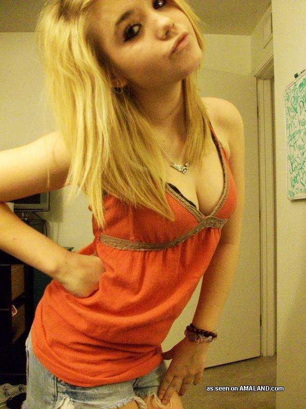 Rubias con autofotos
 #68175840