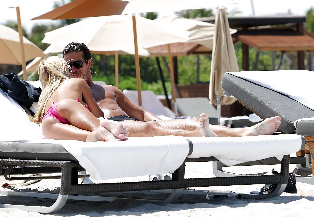 Shauna sand s'amuse avec son petit ami en bikini rose sur la plage, prise par les paparazzis.
 #75296039