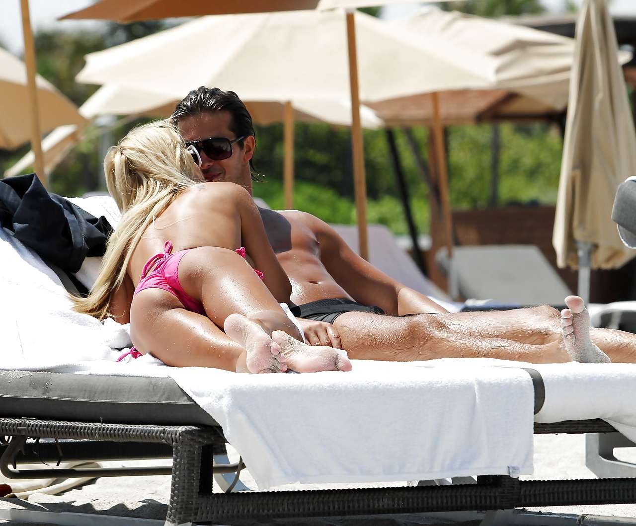 Shauna sand s'amuse avec son petit ami en bikini rose sur la plage, prise par les paparazzis.
 #75296127