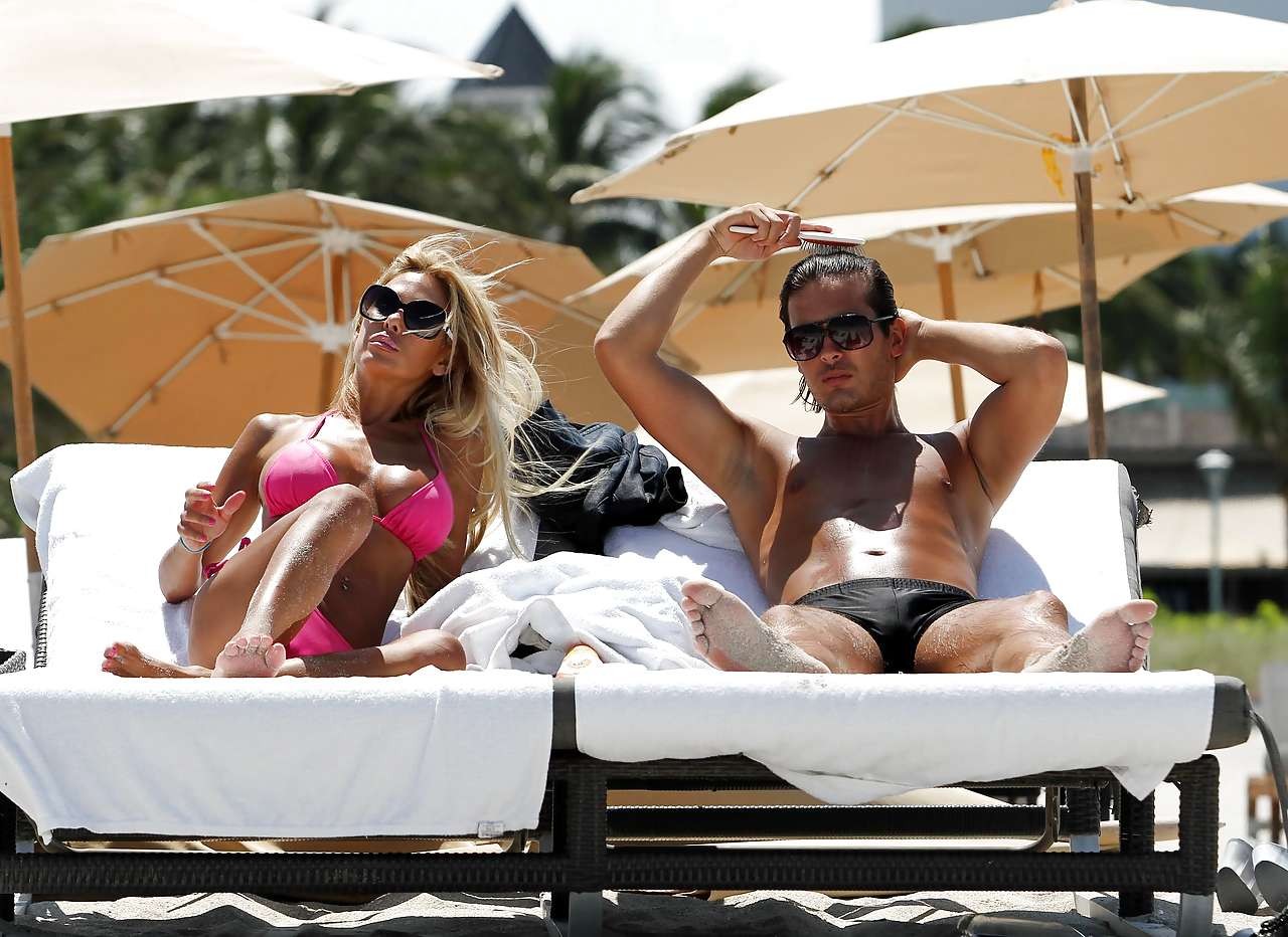 Shauna sand s'amuse avec son petit ami en bikini rose sur la plage, prise par les paparazzis.
 #75296145