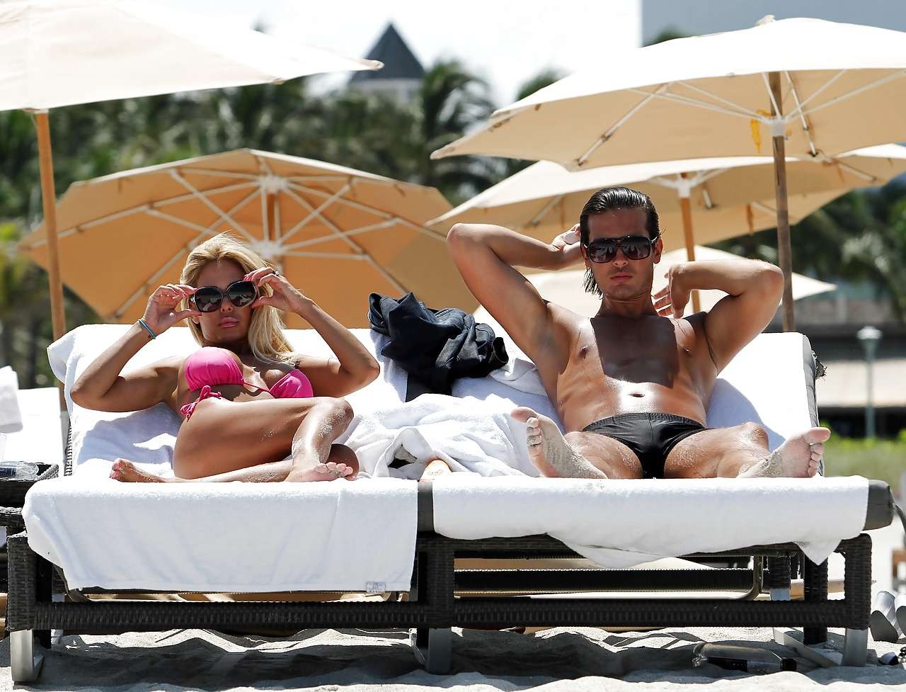 Shauna sabbia godere con il fidanzato in bikini rosa sulla spiaggia catturato da paparazzi
 #75296169