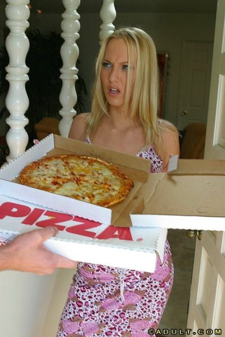 Une blonde qui mange des saucisses avec sa pizza
 #74080053