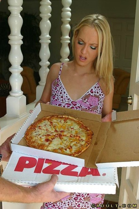 Blondine bekommt Wurst mit ihrer Pizza
 #74080063
