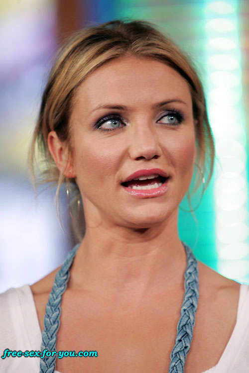 Cameron diaz mostrar las piernas en los pantalones vaqueros cortos mini falda a los paparazzi
 #75435115