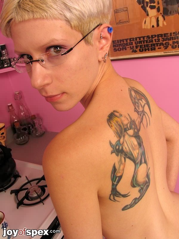 Slim goth gal ottiene nudo in solo occhiali stivali e tatuaggi
 #76575840
