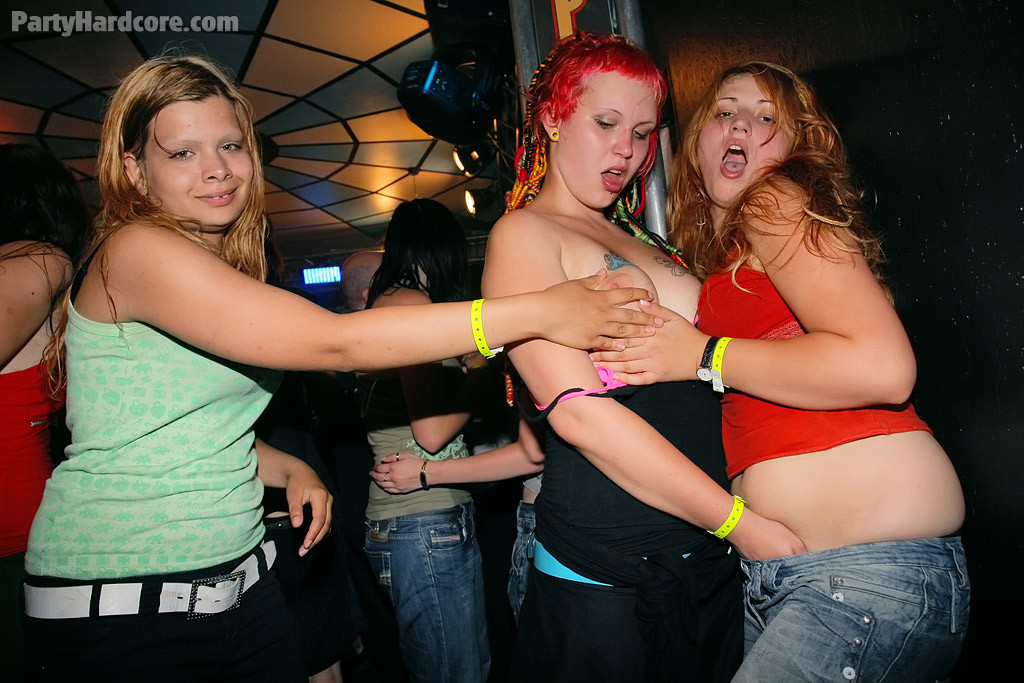 Des filles bourrées et excitées sucent et baisent dans une fête hardcore
 #73734482