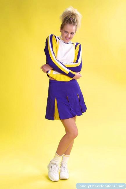 Pony tail bionda cheerleader mina premere dildo tra le sue tette
 #72489645