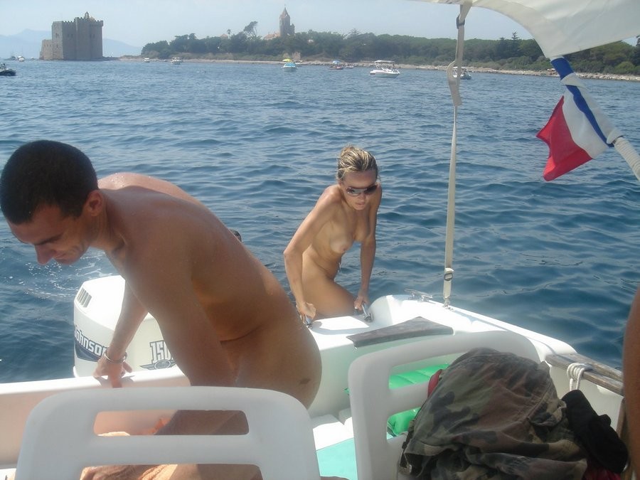Joven nudista con pechos grandes se desnuda en la playa
 #72257147
