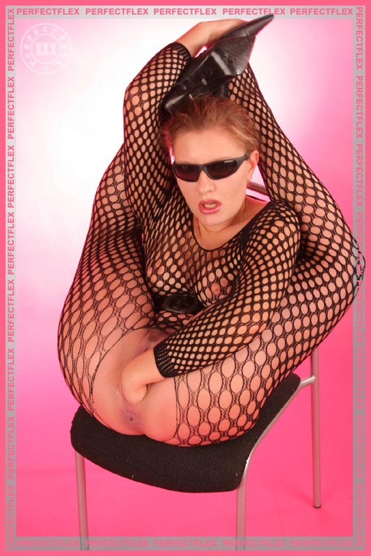 Tentadora dama flexible en un traje de malla sexy fisting a sí misma
 #76618132