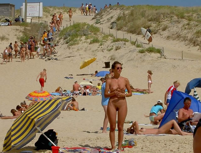 Divertirse es fácil en la playa para dos jóvenes desnudas
 #72253567