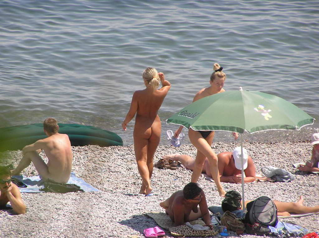 Für zwei nackte Teens ist Spaß am Strand einfach
 #72253600