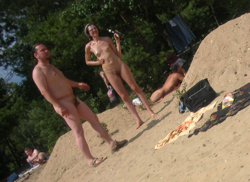 S'amuser est facile à la plage pour deux jeunes nus.
 #72253621