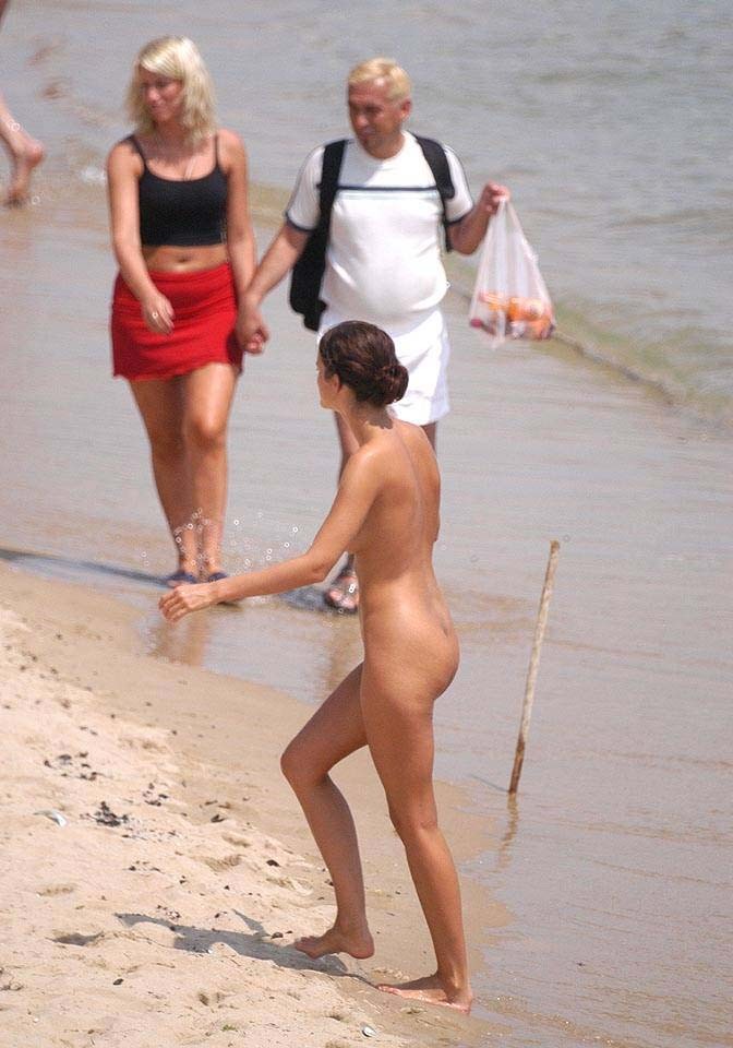 S'amuser est facile à la plage pour deux jeunes nus.
 #72253672