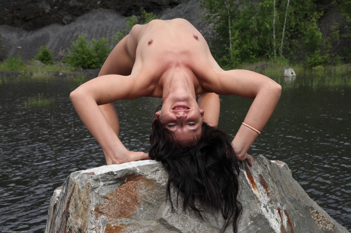 Skinny haarige Brünette Amateur Megan posiert nackt im Freien in der Natur
 #67929327