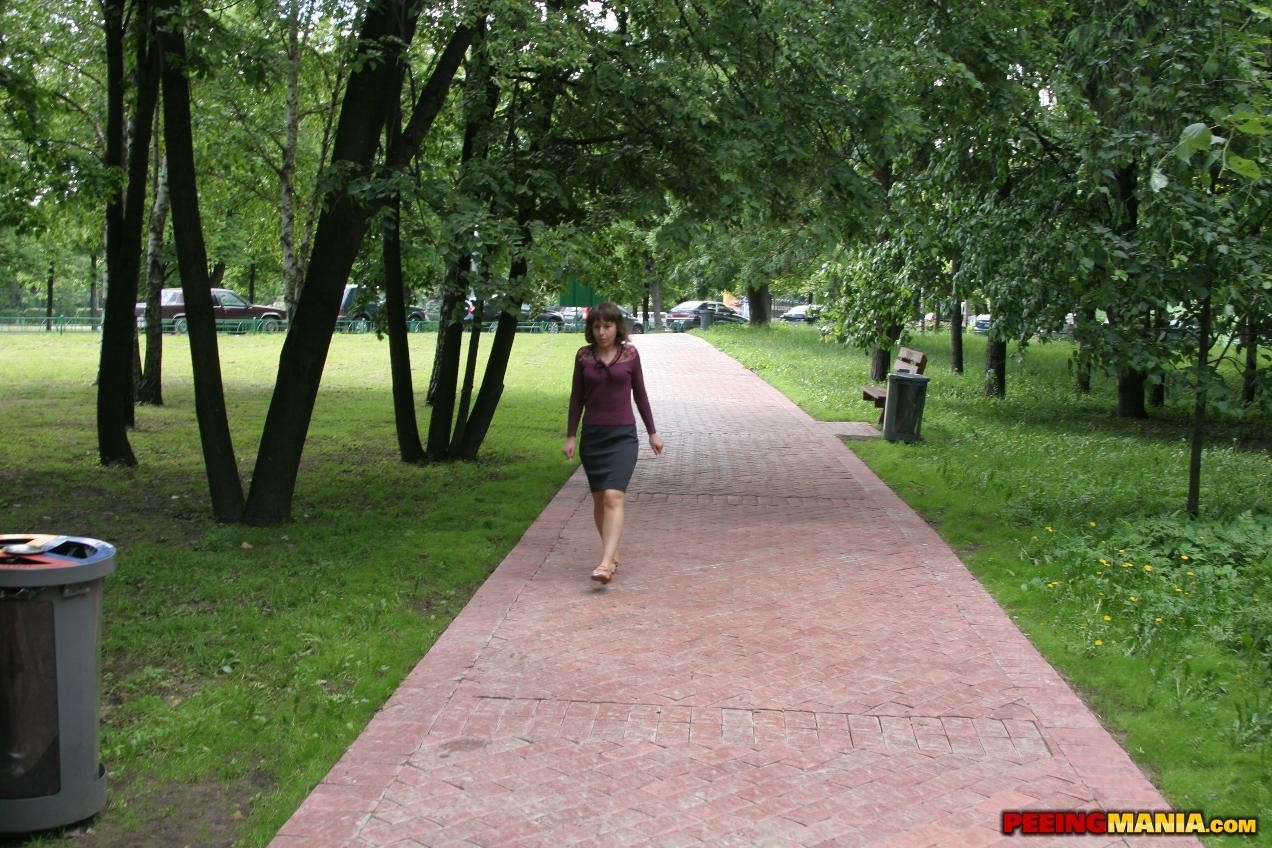 Provocando la mirada de una chica de pelo oscuro que orina a través de las bragas al aire libre
 #76520363