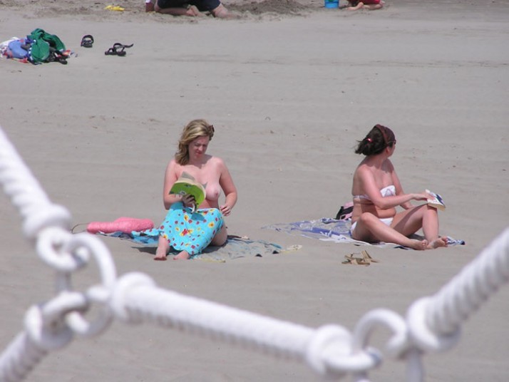 Giovani nudisti si espongono in una spiaggia pubblica
 #72253394